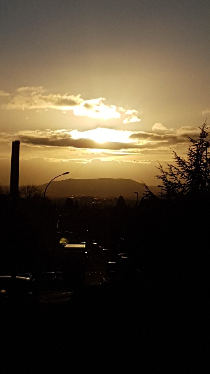 Le soleil a travers les nuages.