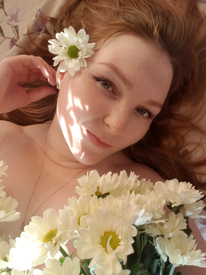 девушка с цветами