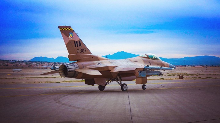 F16