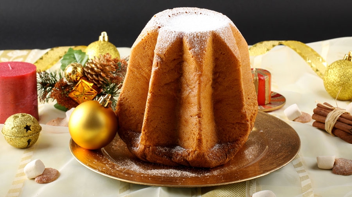 PANDORO AT THE TABLE