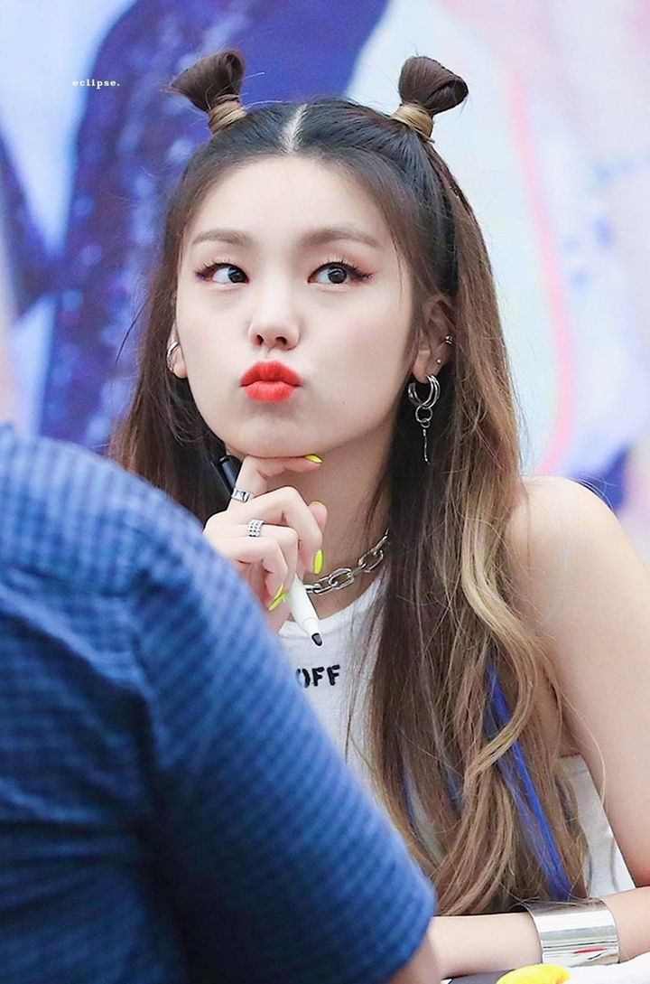 queen yeji-itzy