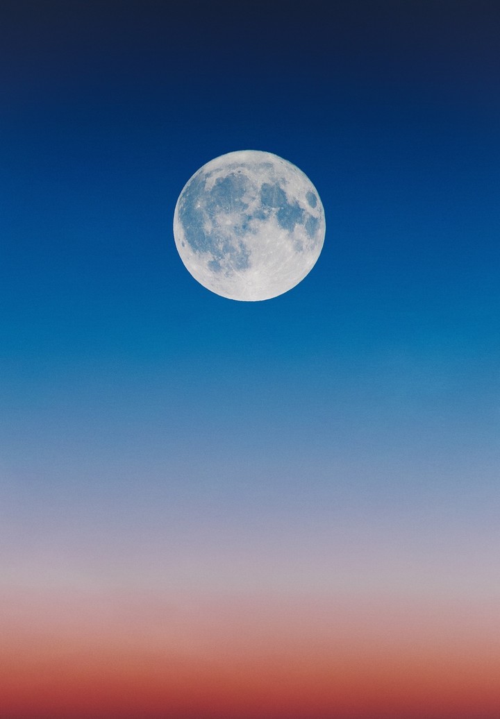 Lua cheia (full moon) e céu azul