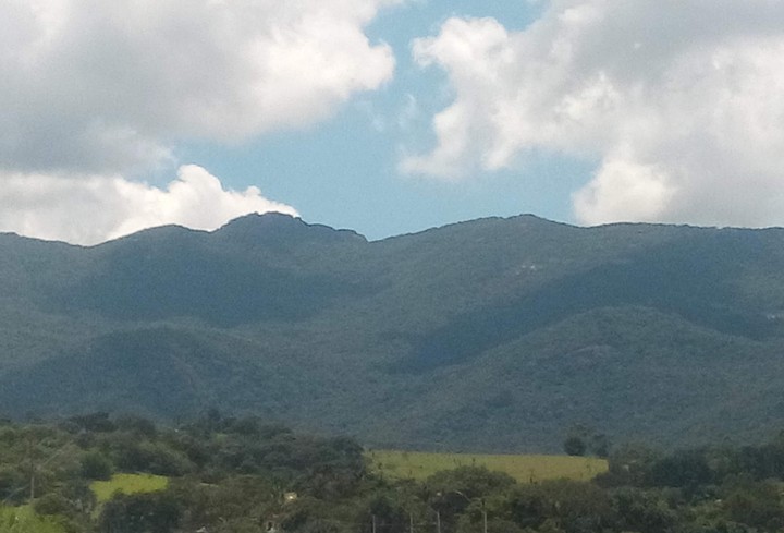 parece uma pessoa gigante deitada