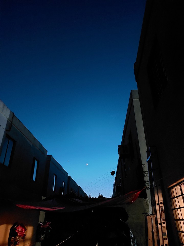 la luna saludandonos.