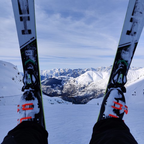 Skis à la montagne