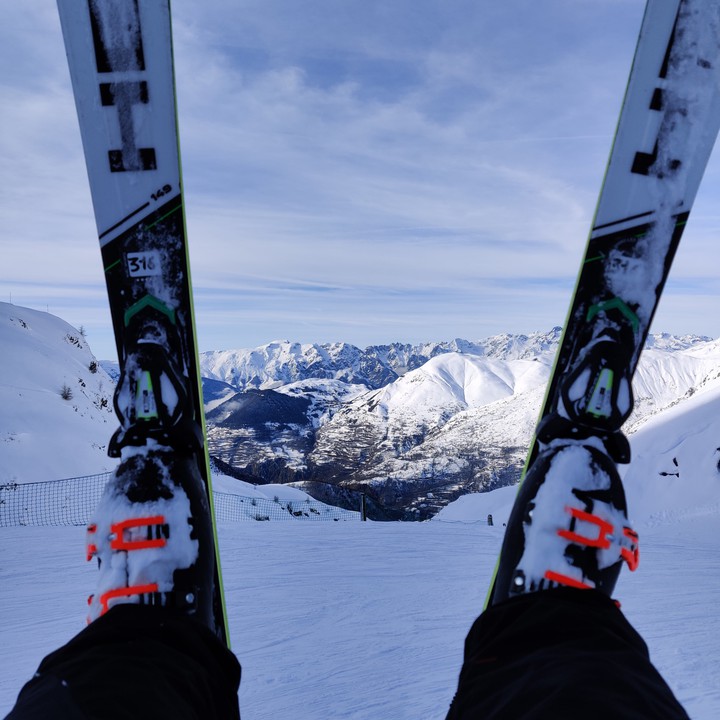 Skis à la montagne
