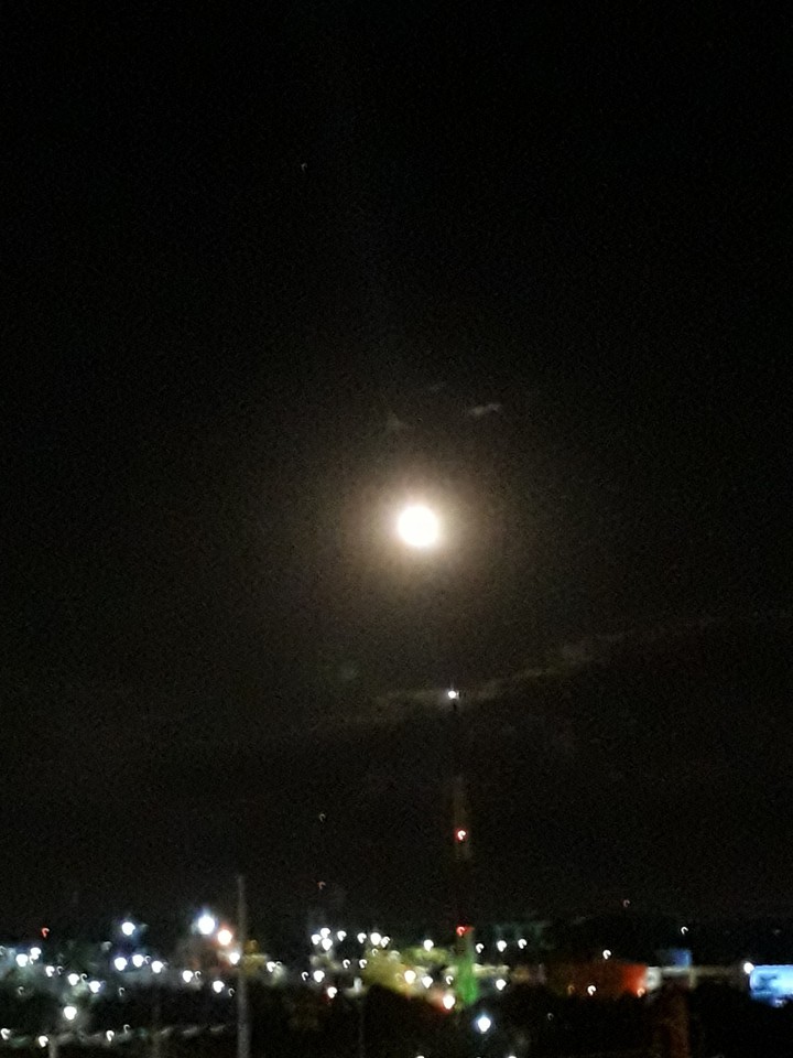 janela do meu apartamento,lua no céu