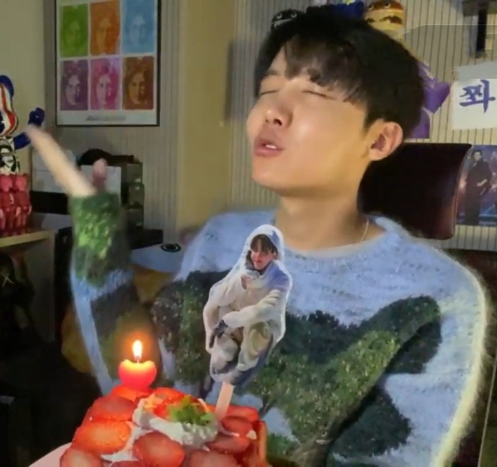 HAPPY BIRTHDAY HOSOEK . we love you!!!٩(๑❛ᴗ❛๑)۶