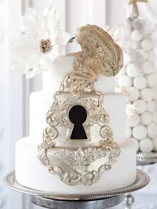 Cake Fancy Keyhole