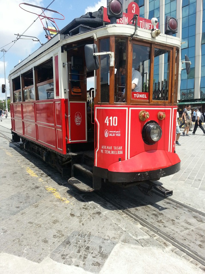 kırmızı tren