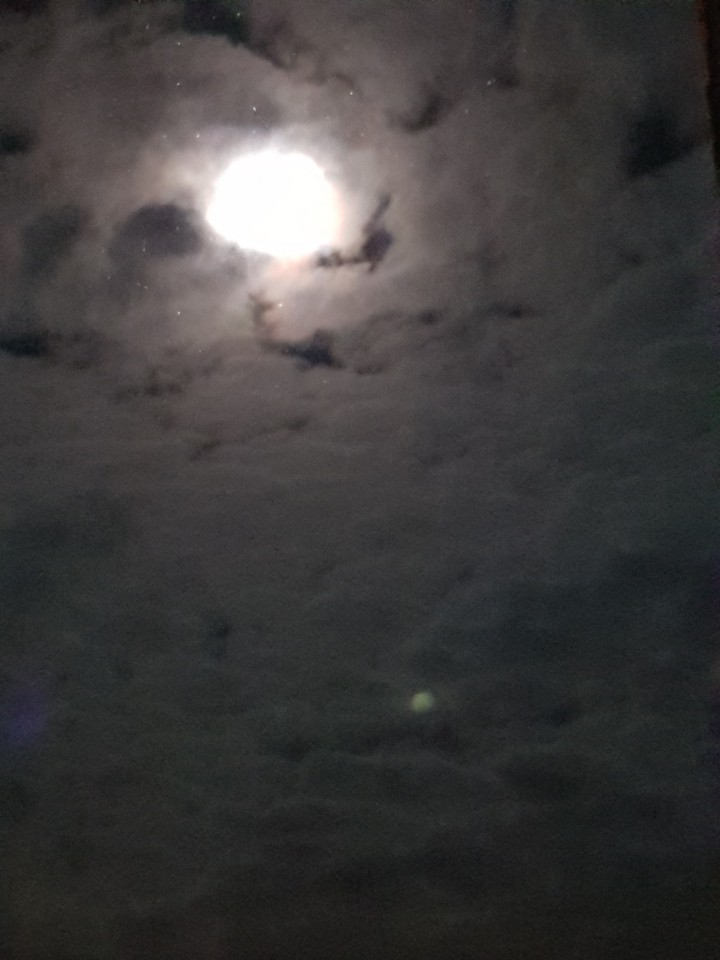 Vollmond hinter Wolken