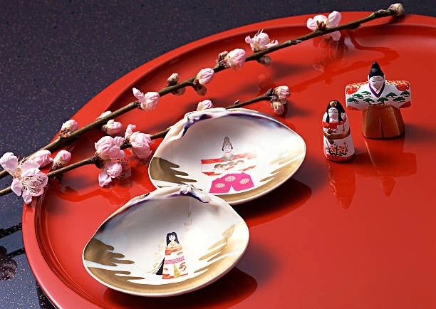 Hinamatsuri  decorated shells and dolls