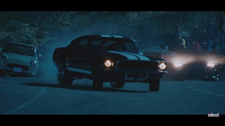 FORD MUSTANG