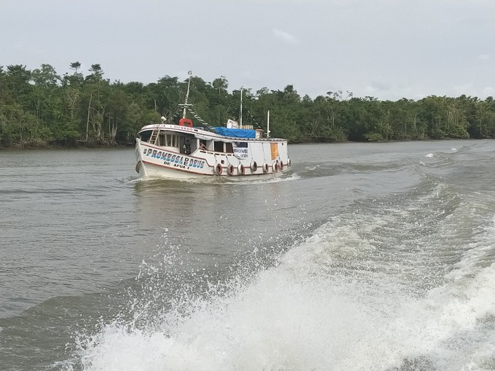 Barco nos rios da Amazônia