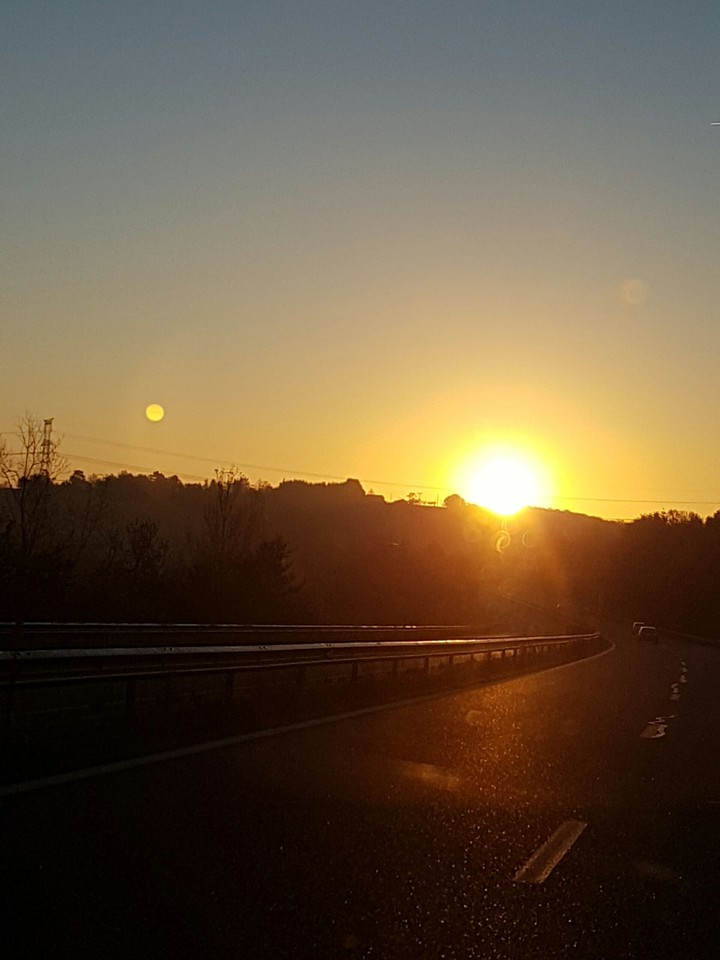 soleil levant sur autoroute