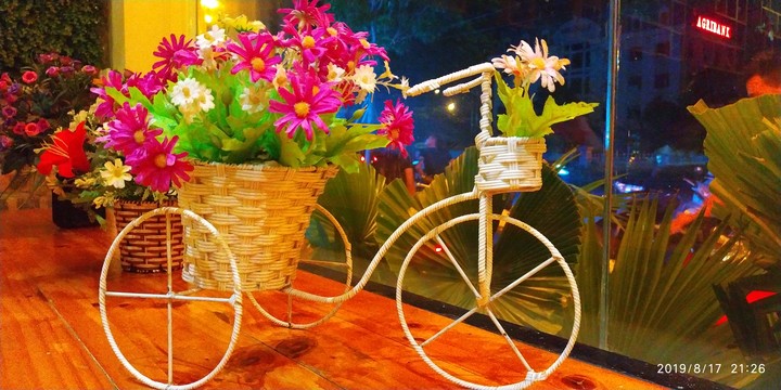 chở hoa đến...