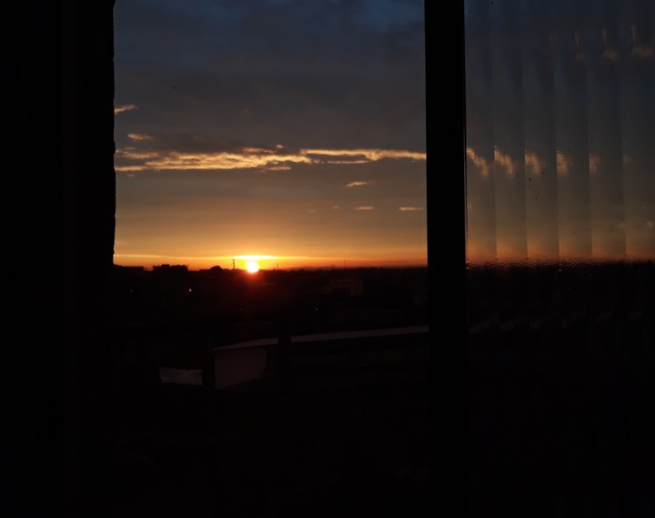 Pôr do sol pela janela