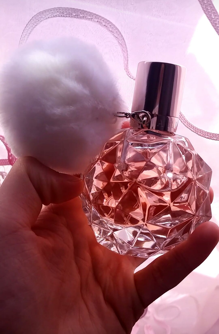 Parfume Ari by Ariana Grande