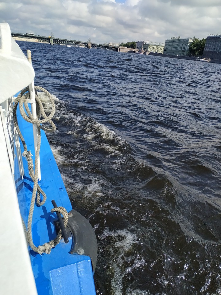 на катере в СПб