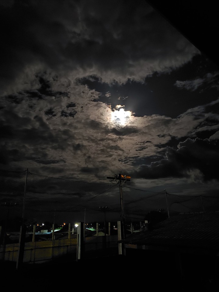 Lua entre nuvens
