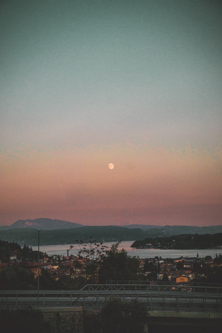 The moon and lake