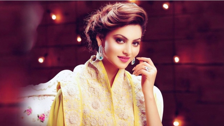Urvashi Rautela Leaves On Lookers