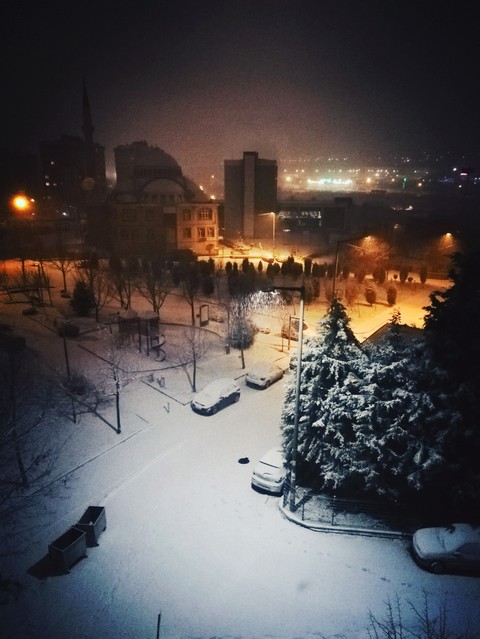 Yer Gök Bembeyaz