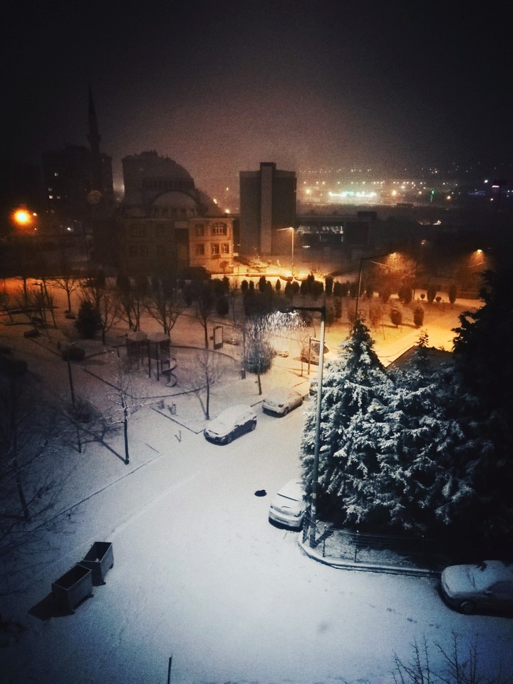Yer Gök Bembeyaz