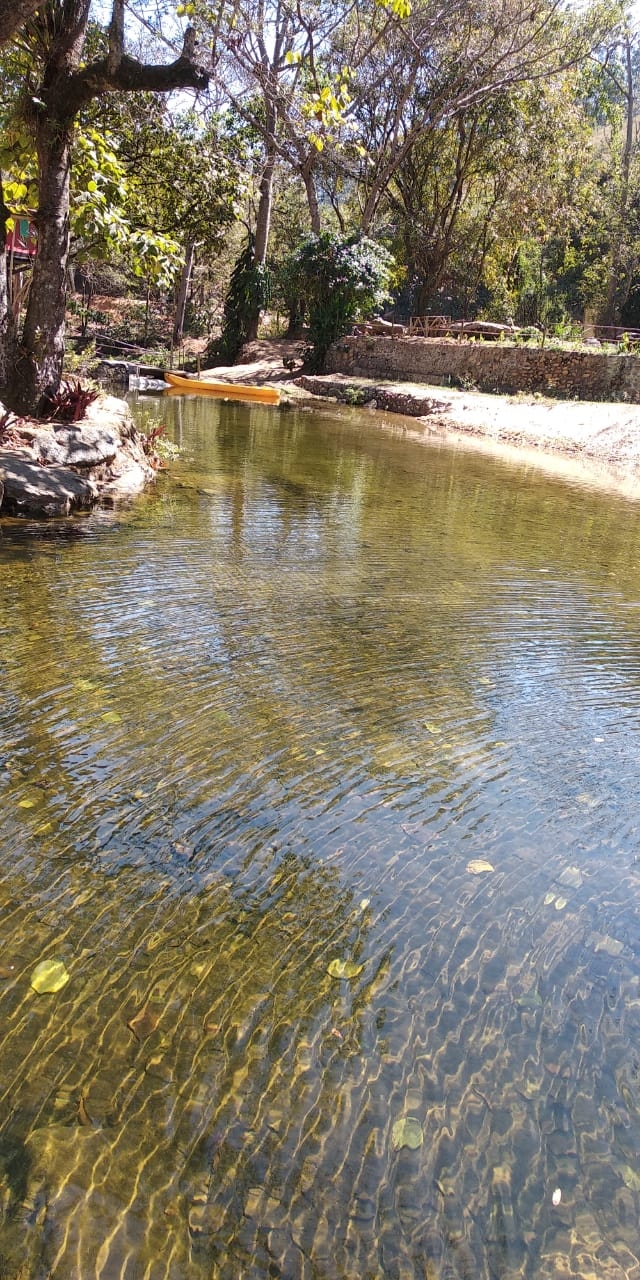 água