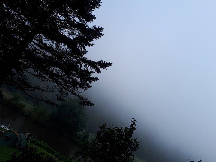Campingplatz im Nebel