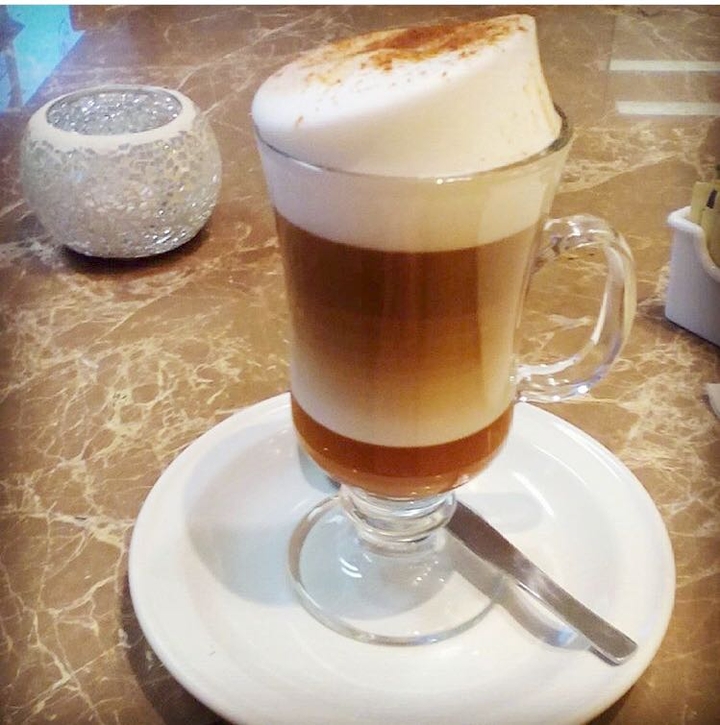 CON MI MEJOR AMIGO  “el café de siempre “