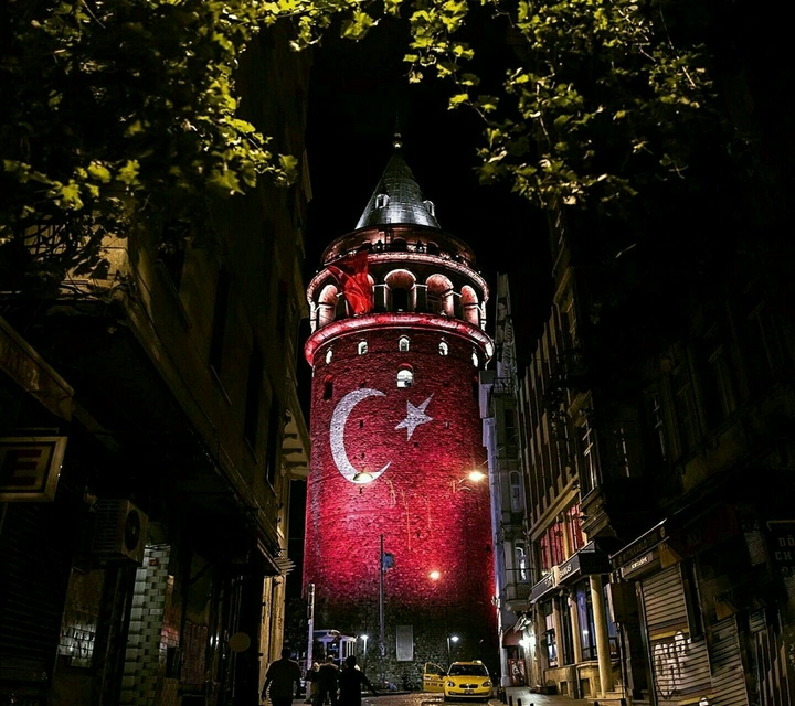 galata kulesi türk bayrağı yansıtması