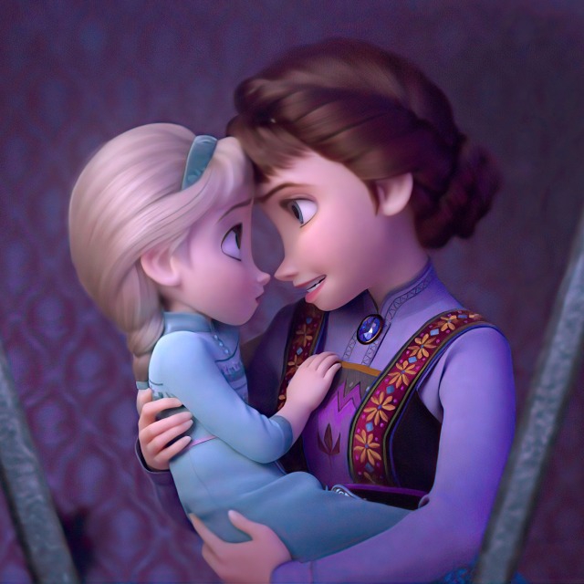 QUEEN IDUNA AND YOUNG ELSA
