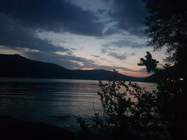 "Près d'un lac, je me suis endormie"