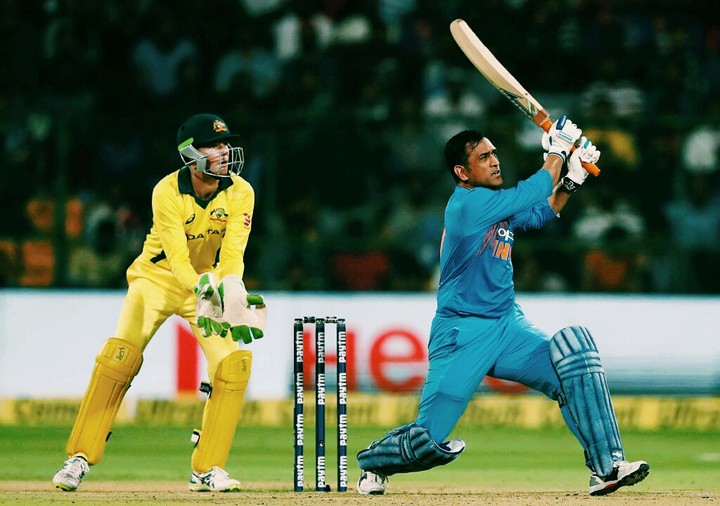 Thala dhoni six