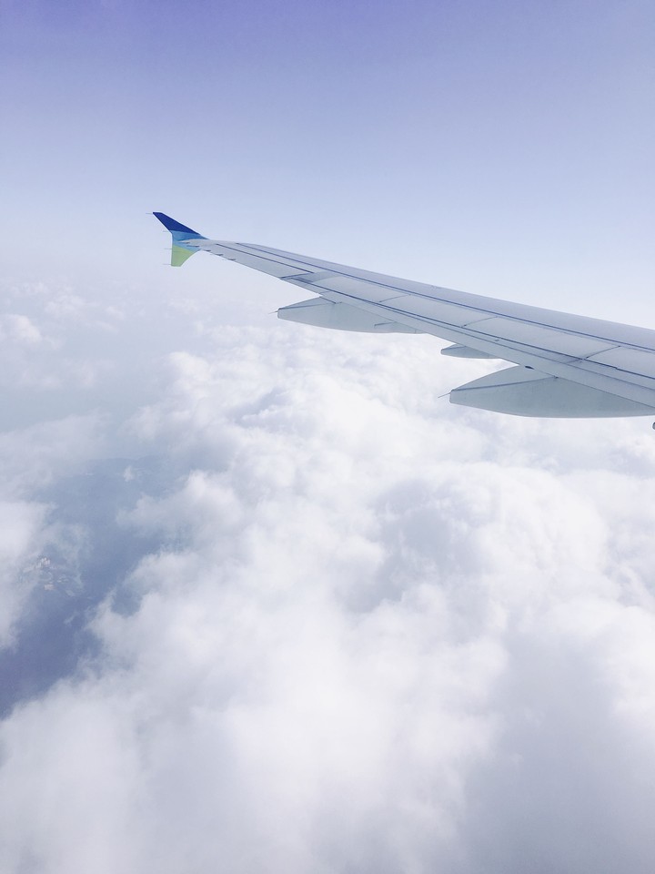 한국 상공을 나는 비행기 An airplane cloud