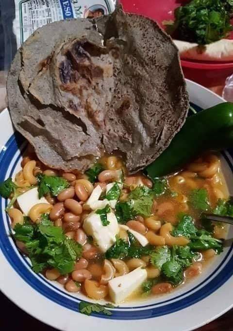 frijolitos, queso y tortilla azul! gustan! mi Mexico