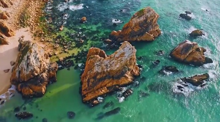 Preciosa playa con rocas. Beautiful beach with rocks