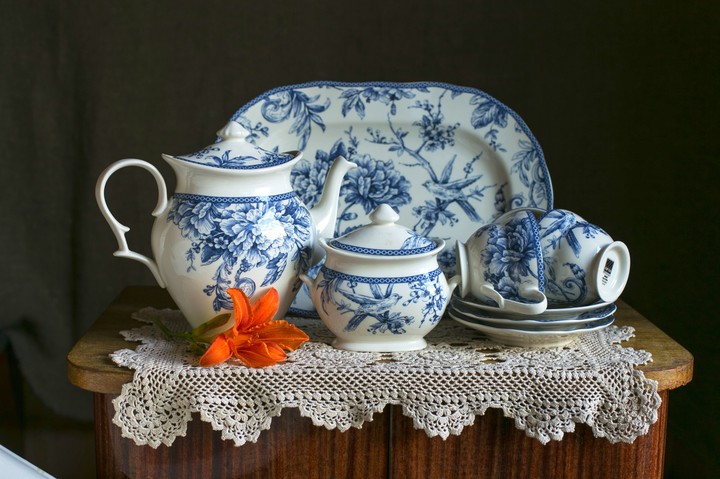 Dishes and flower