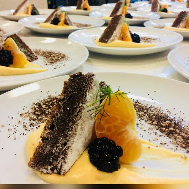brownie sobre salsa de mandarina
