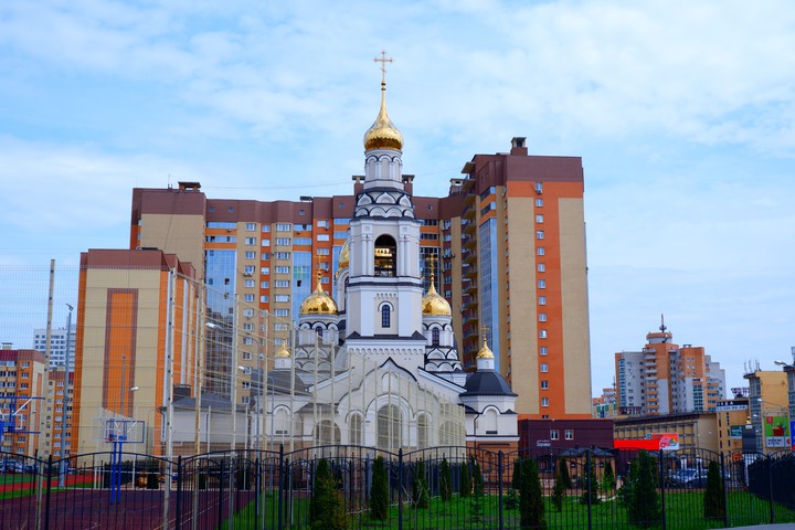 Церковь посреди домов