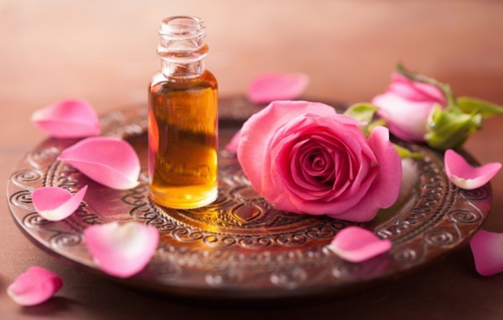 Spa ; pink roses , rose petals...