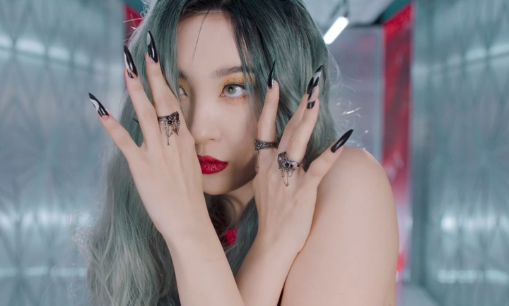 Korean singer Sunmi's tail album