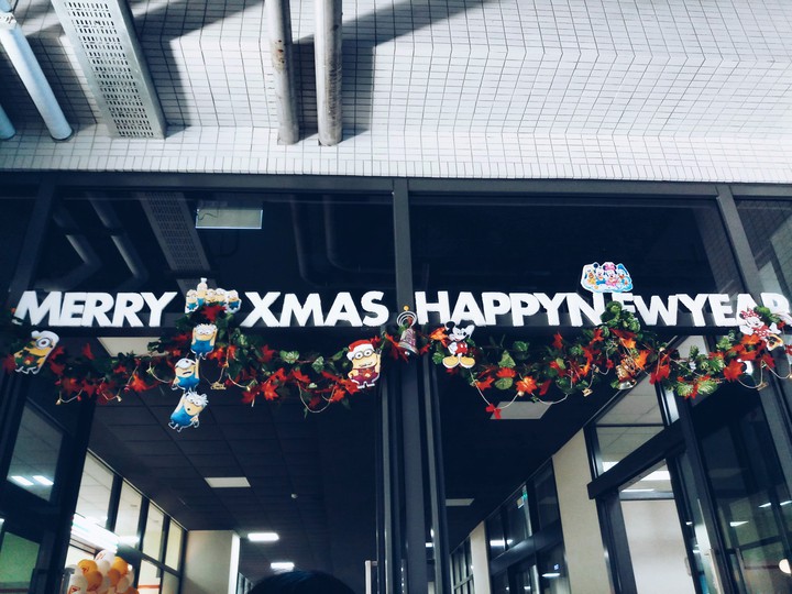 dormitory christmas decor