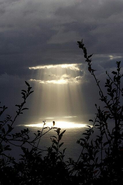 sol entre nuvens