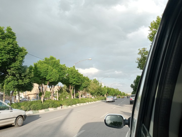 ماشینمونو و خیابونای خلوت و درختای  سبز و آسمون ابری