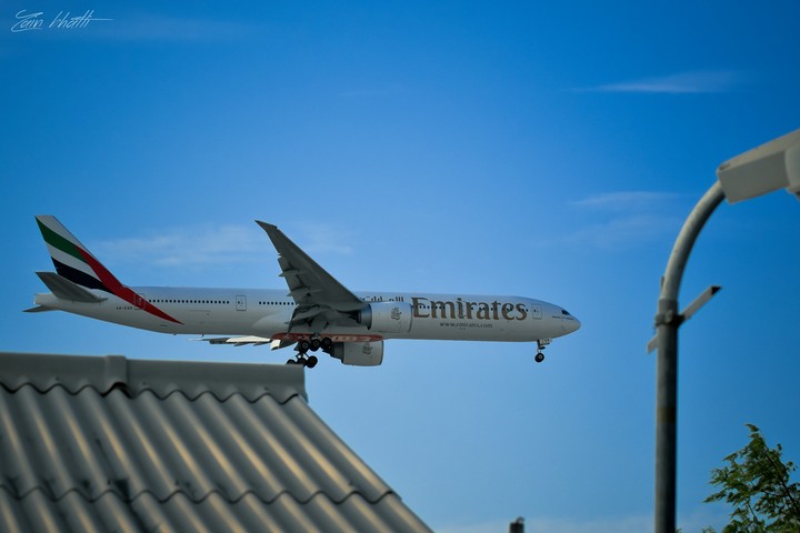 airplane boing 777