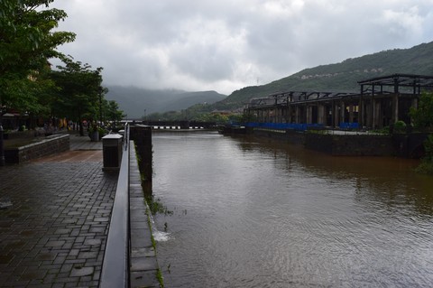 city besides lake