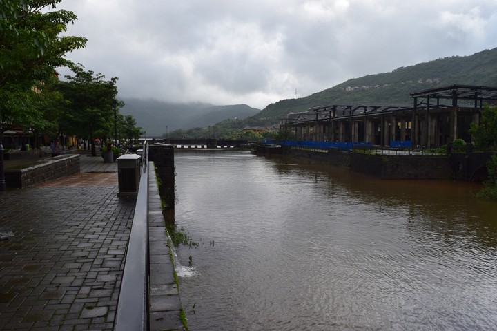 city besides lake