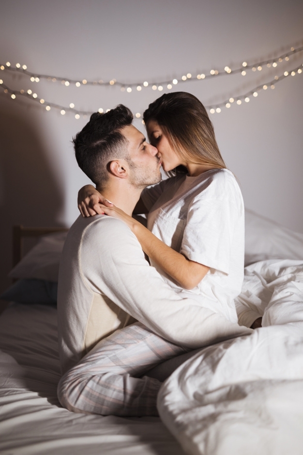 love kissy couple's